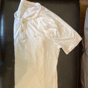 American Eagle 🦅 white two button Henley shirt, size small